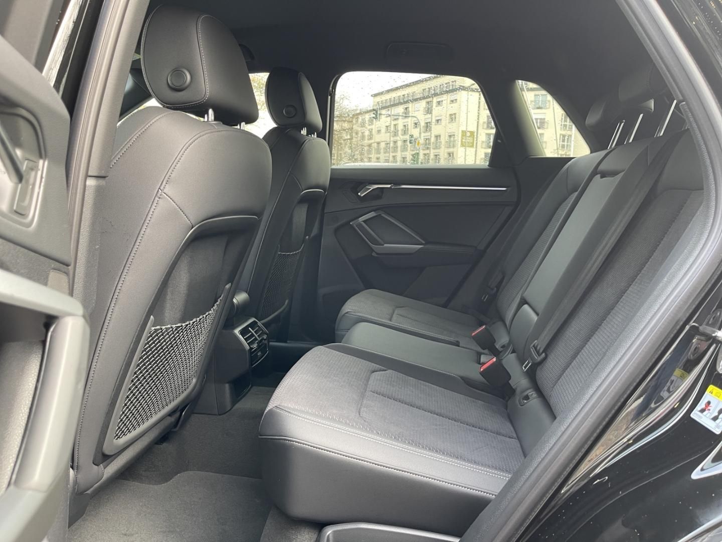 Fahrzeugabbildung Audi Q3 S line 40 TFSI quattro MATRIX, 20", Ass.paket
