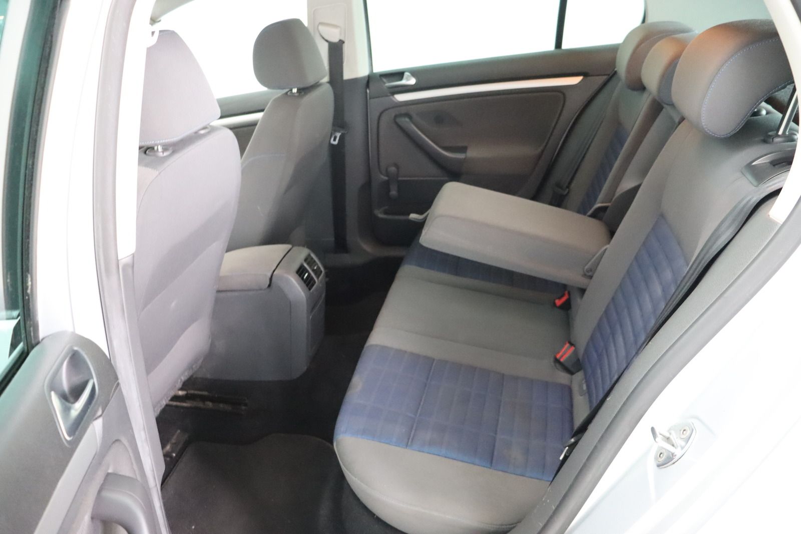 Fahrzeugabbildung Volkswagen Golf V 2.0 TDI DSG Tour HU 04.2028