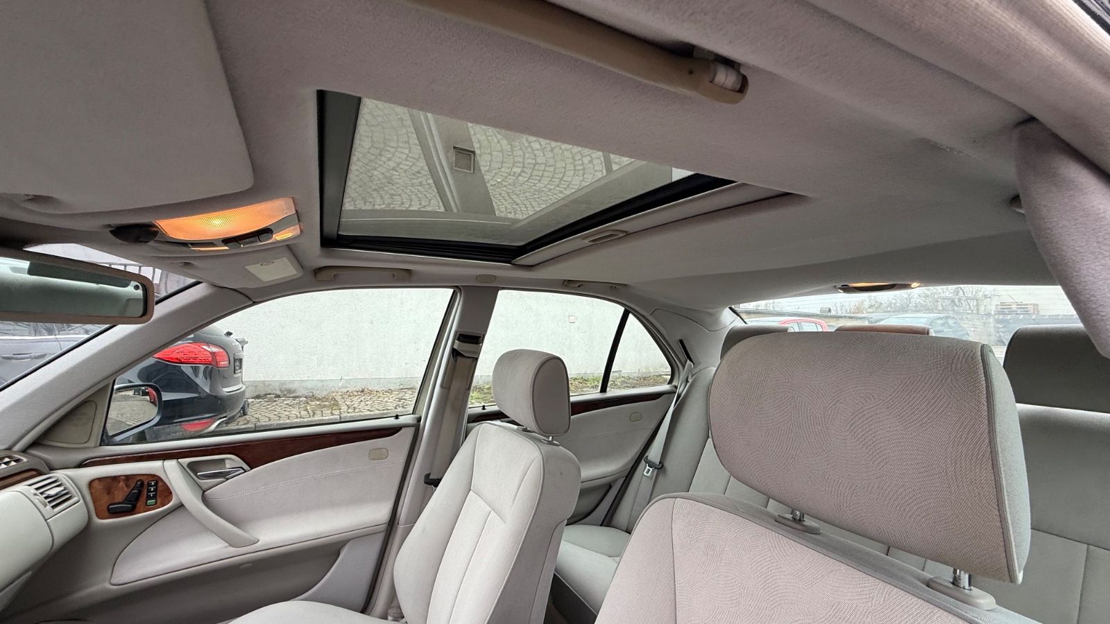 Fahrzeugabbildung Mercedes-Benz E 270 CDI ELEGANCE