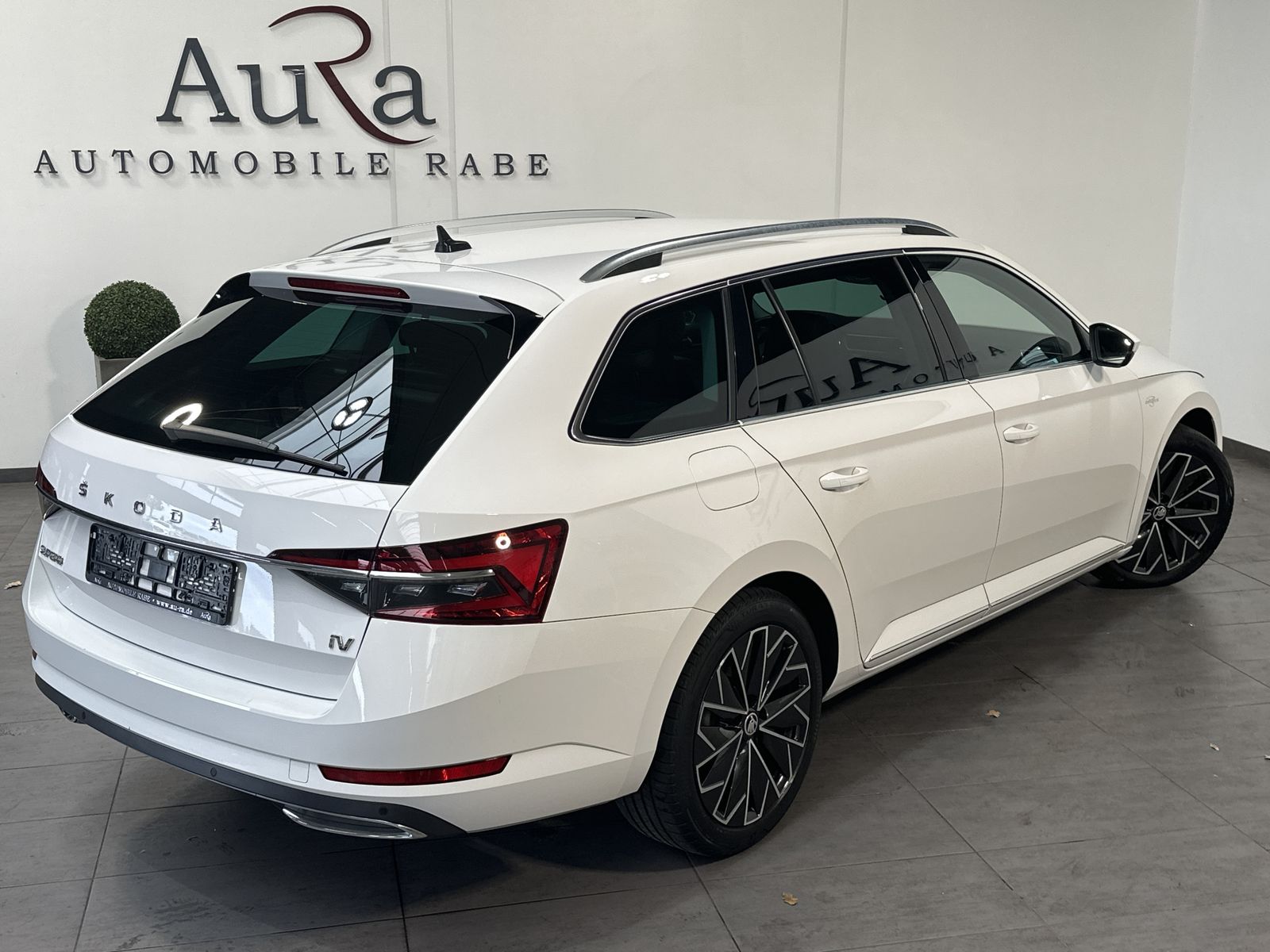 Fahrzeugabbildung SKODA Superb Combi 1.4 TSI iV L&K NAV+LED+KAMERA+VCOCK