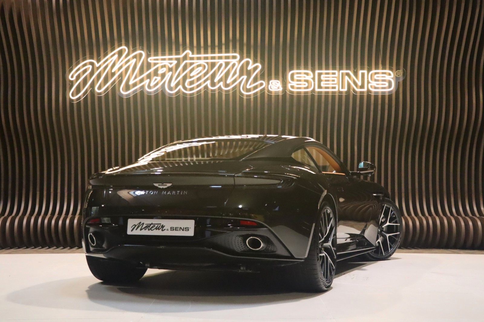 Aston Martin DB12 4.0 V8 - Bowers & Wilkins - Minotaur Green imagem 2