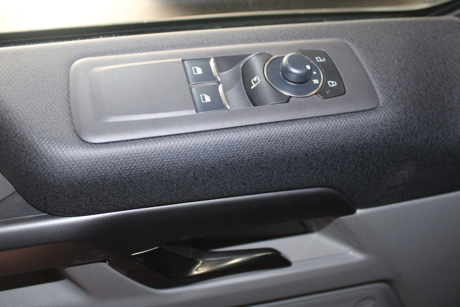 Fahrzeugabbildung Ford Tourneo Custom L1 Titanium 8-Sitze LED NAVI CAM