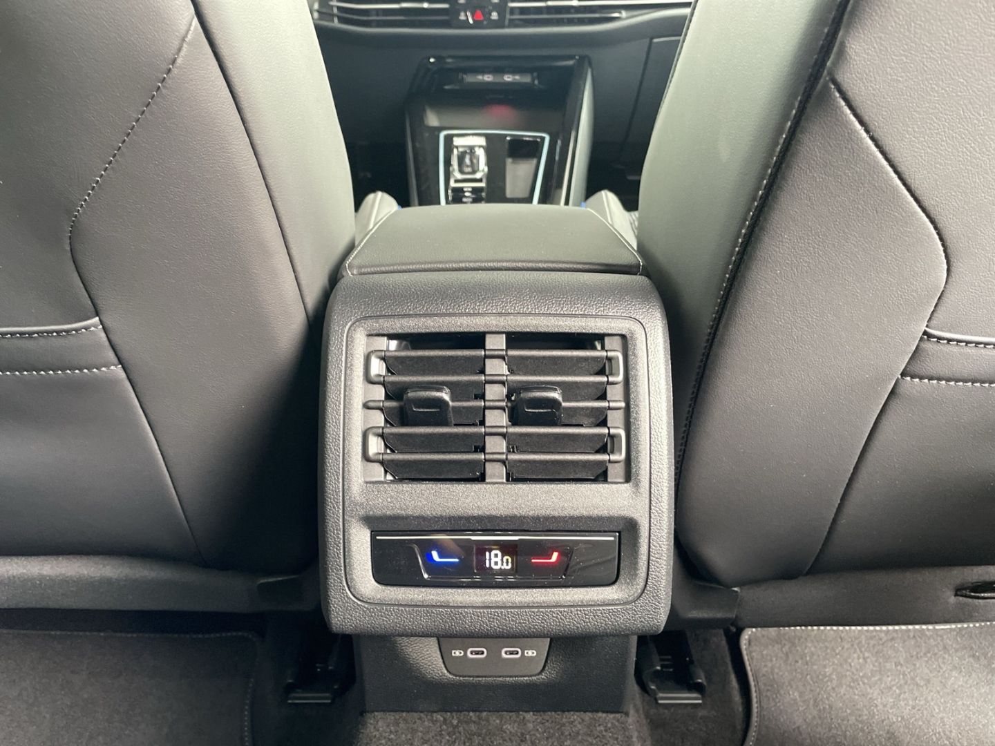 Golf VIII 1.5 eTSI DSG R-Line HUD/AHK/Kamera/ACC