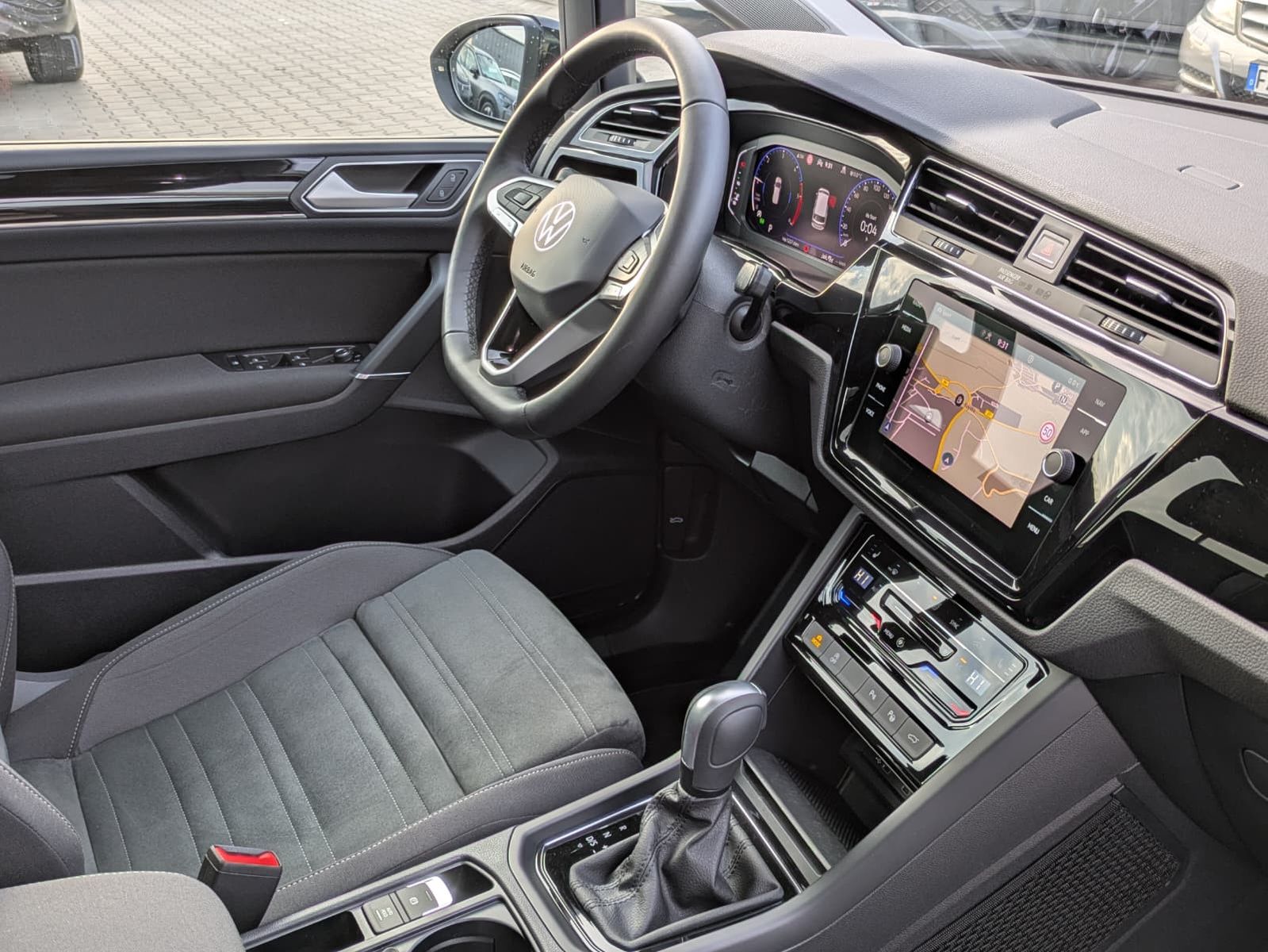 Fahrzeugabbildung Volkswagen Touran 2.0 DSG R-Line High BLACK Pano 7Si IQ AHK