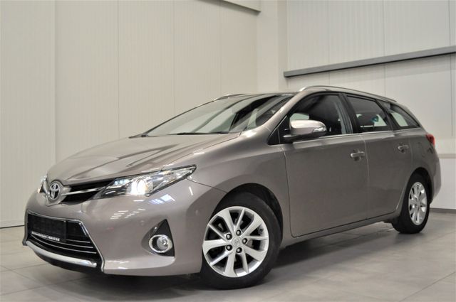 Toyota Auris Touring Sports Executive / SEITENSCHADEN