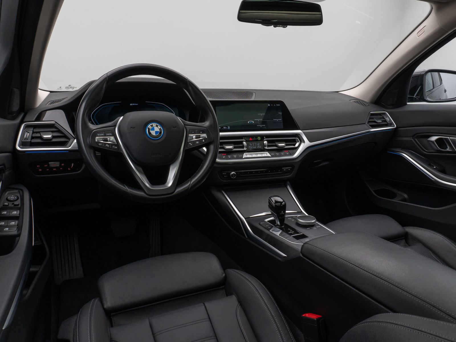 Fahrzeugabbildung BMW 330e xD Sport Line Panorama DAB HiFi Stop&Go AHK