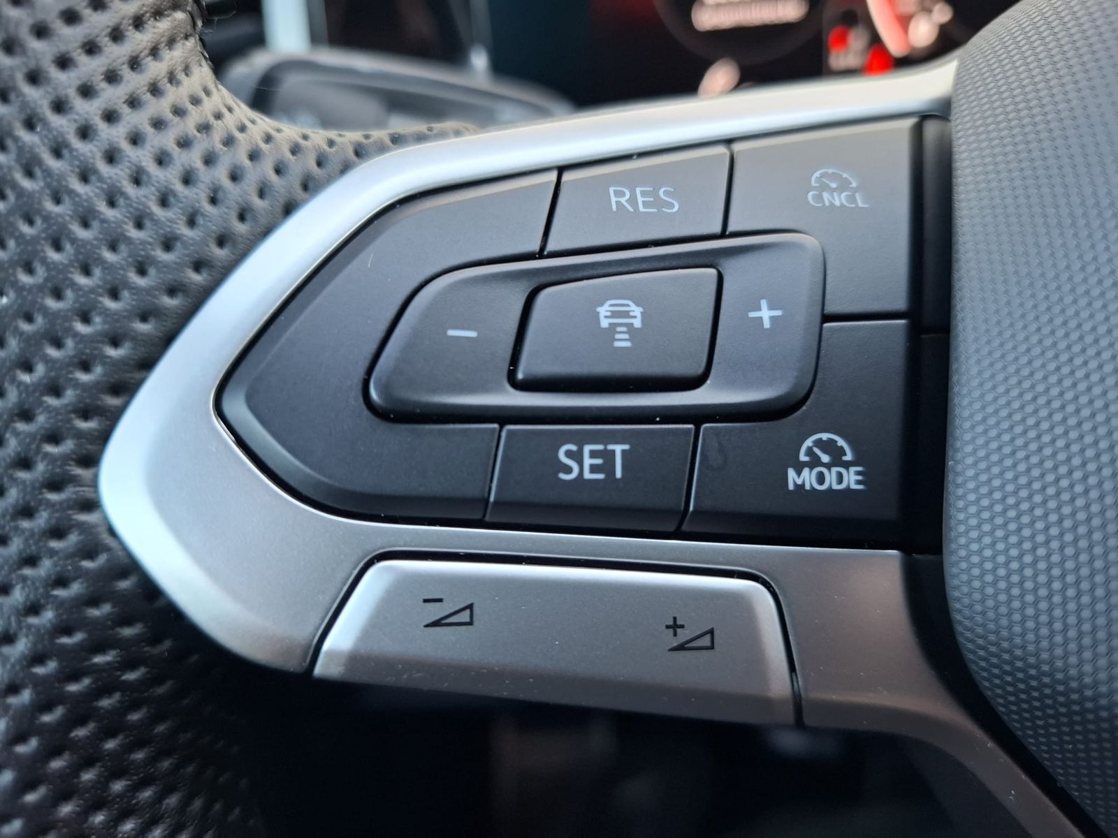 Fahrzeugabbildung Volkswagen Tiguan 2.0 TDI 4M R-Line BLACK*PAN*HK*AHK*MATRIX