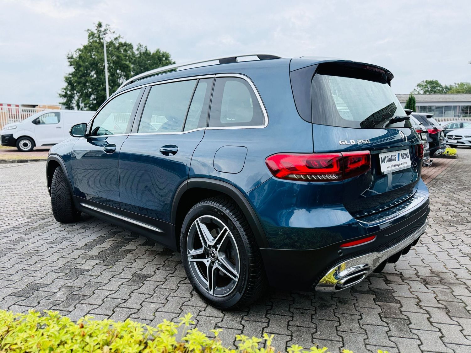 Fahrzeugabbildung Mercedes-Benz GLB 250 4M AMG, Autom., Multibeam, PTS, RFK, Nav