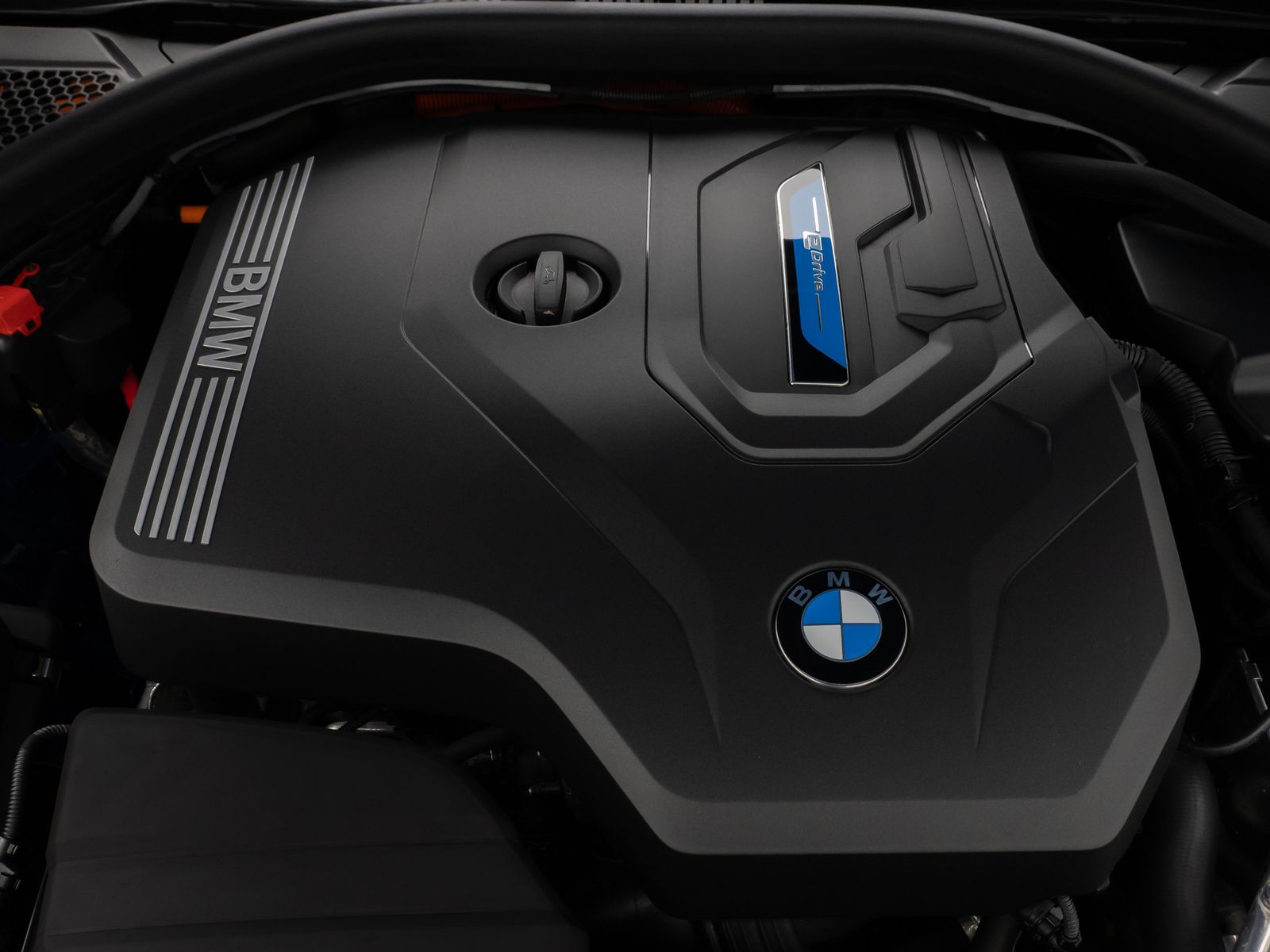 Fahrzeugabbildung BMW 330e M Sport Panorama 360°HUD HiFi AHK Komfort