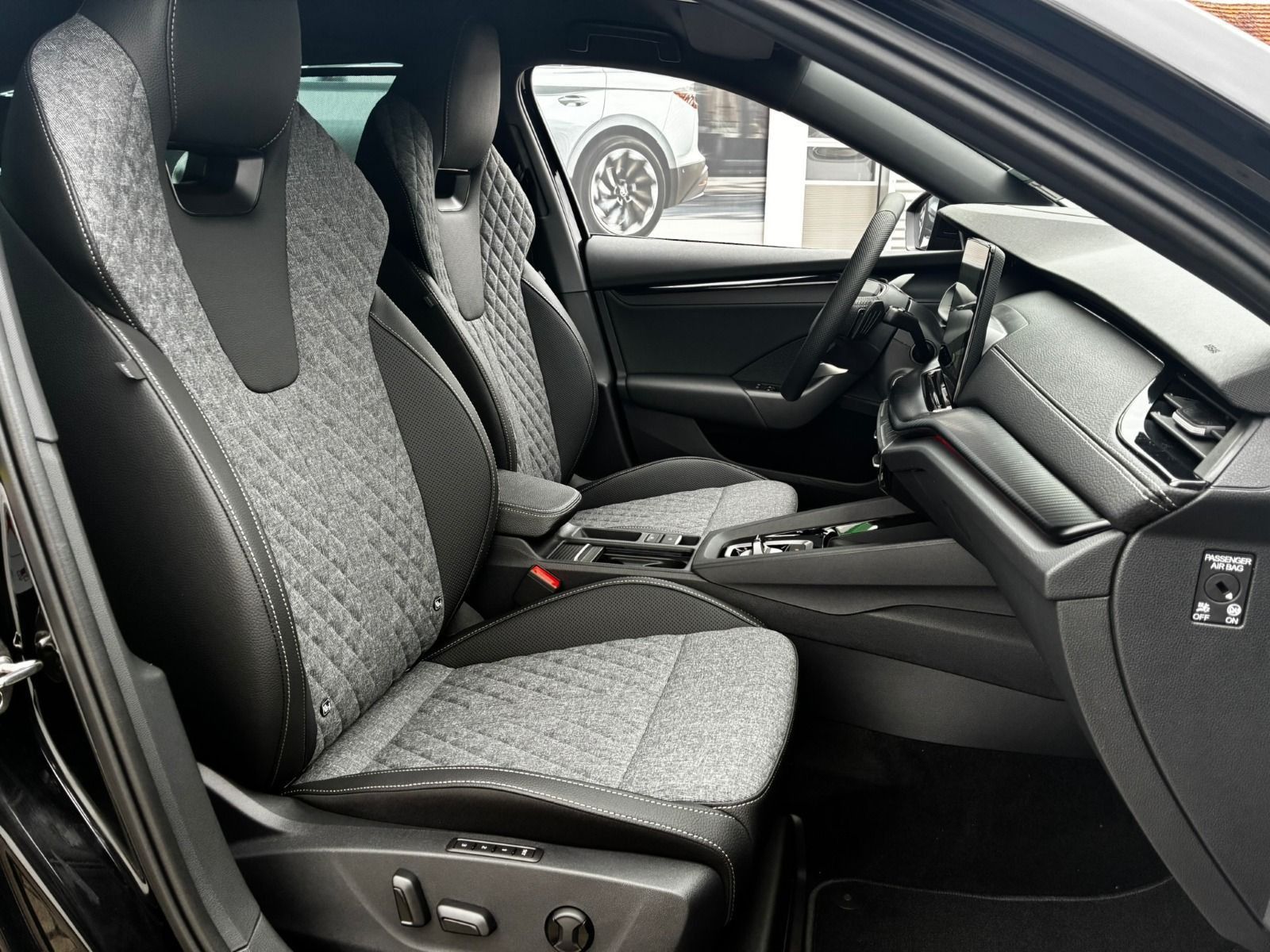 Fahrzeugabbildung SKODA Octavia Combi  1.5 TSI Sportline DSG*AHK*360°Cam