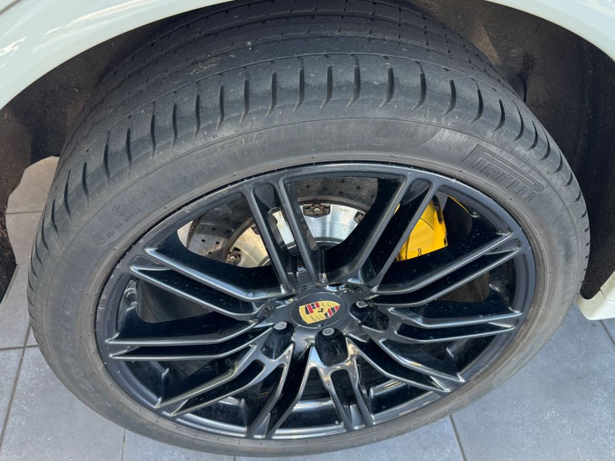 Fahrzeugabbildung Porsche Cayenne Turbo/PCCB/Panodach/Burmester/Voll!