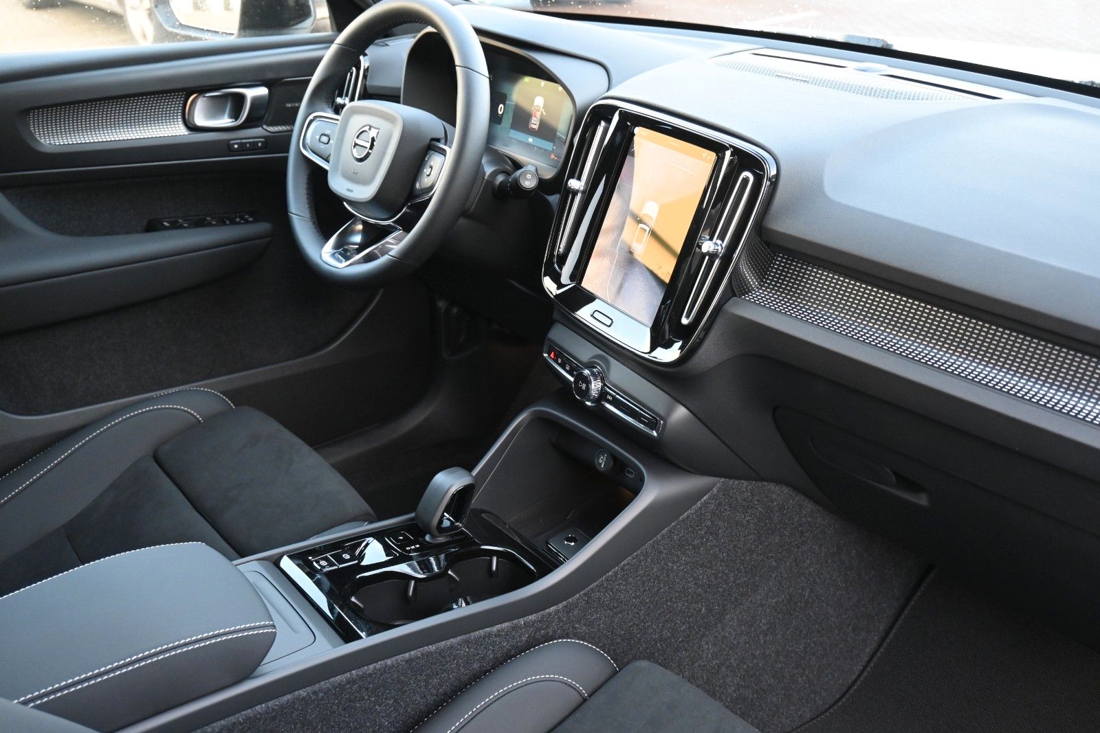 Fahrzeugabbildung Volvo XC40 B4 DKG Plus Black Edition*STDHZG*360*ACC