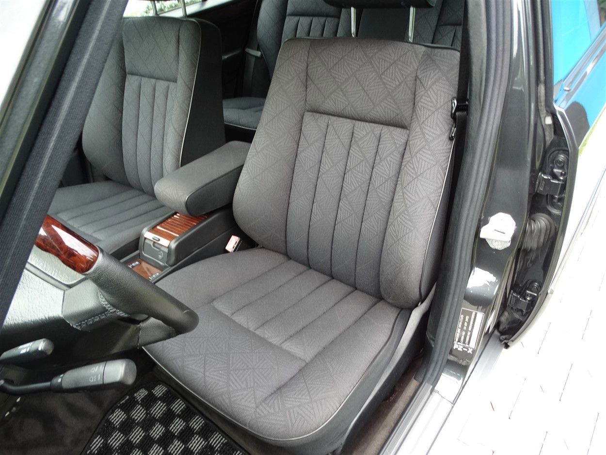 Fahrzeugabbildung Mercedes-Benz E 320 Kombi/Ausnahmezustand/7 Sitze/Klima