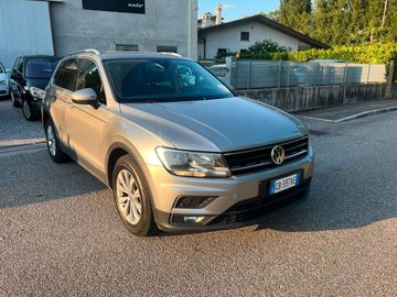 Volkswagen Tiguan - 1