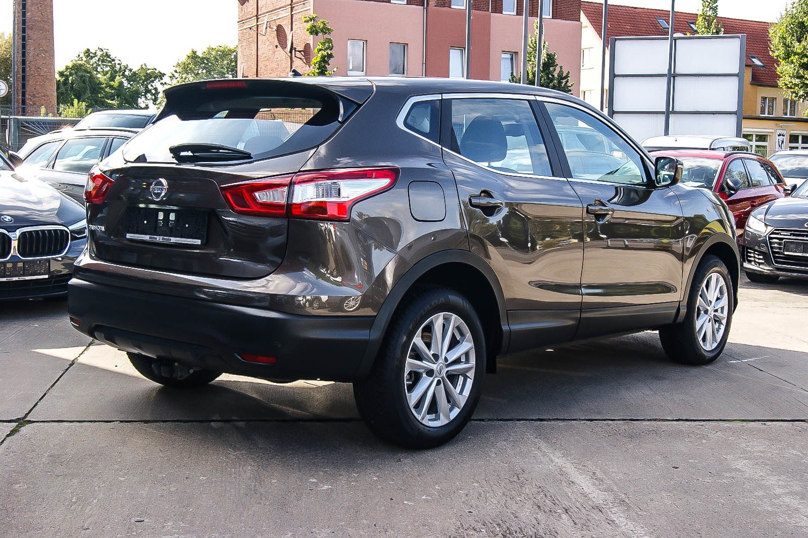 Fahrzeugabbildung Nissan Qashqai 1.2 Acenta 4x2 1 HAND AHK SIZHG 22.324KM