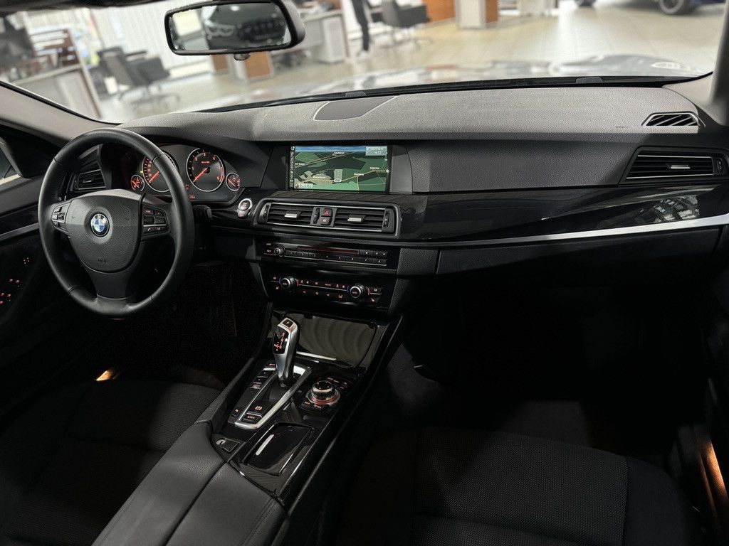 Fahrzeugabbildung BMW 520d Panorama PDC Xenon Sitzhzg NaviPro Tempomat