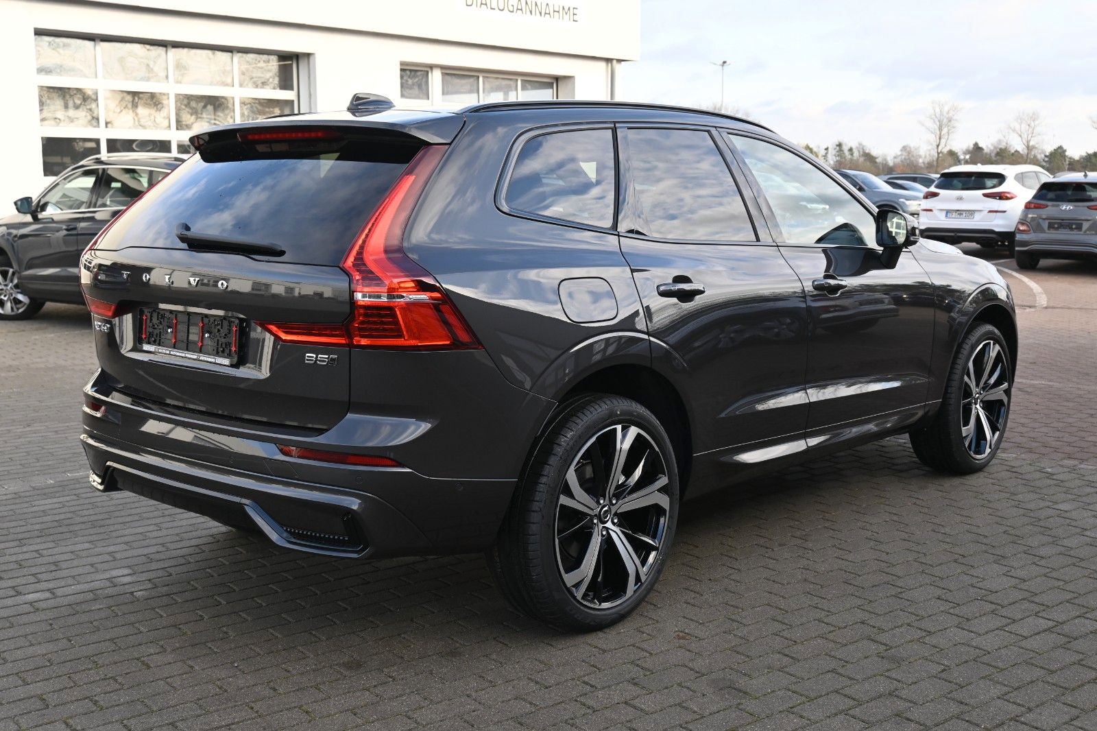 Fahrzeugabbildung Volvo XC60 B5 AWD Plus Dark*H&K*FSHZG*360°*ACC*AHK