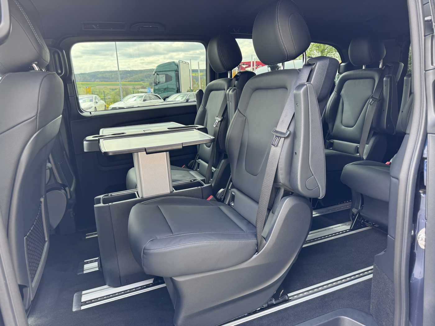 Fahrzeugabbildung Mercedes-Benz V 250 d EDITION 4MATIC AMG DISTRONIC AHK Tisch
