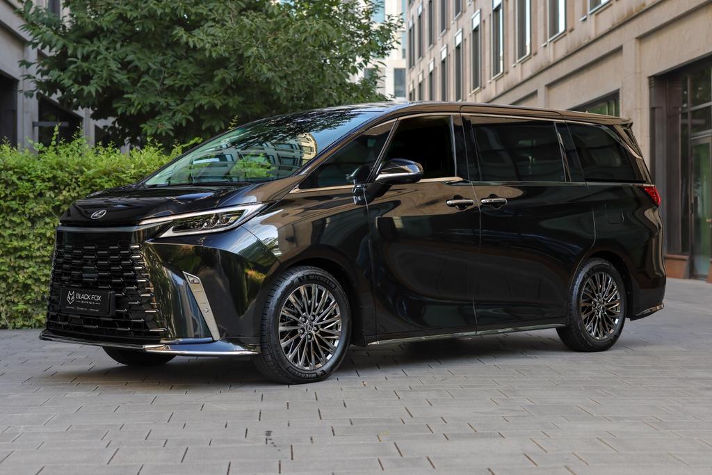 Lexus LM 350h Luxury AWD | 4-Seats | Black on Black