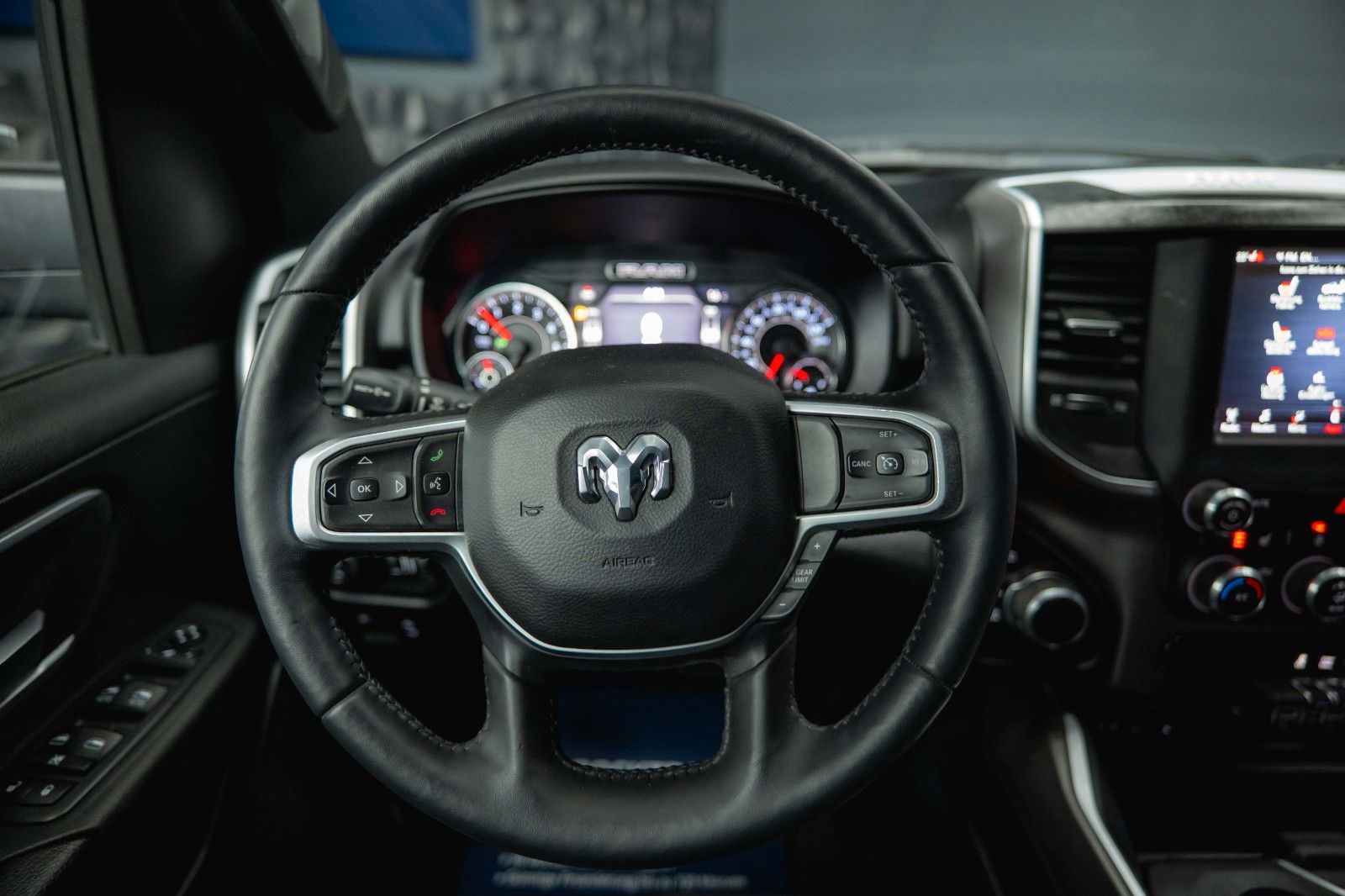 Fahrzeugabbildung Dodge RAM 5.7 V8 HEMI 4x4 OFFROAD BLACK EDITION 19%