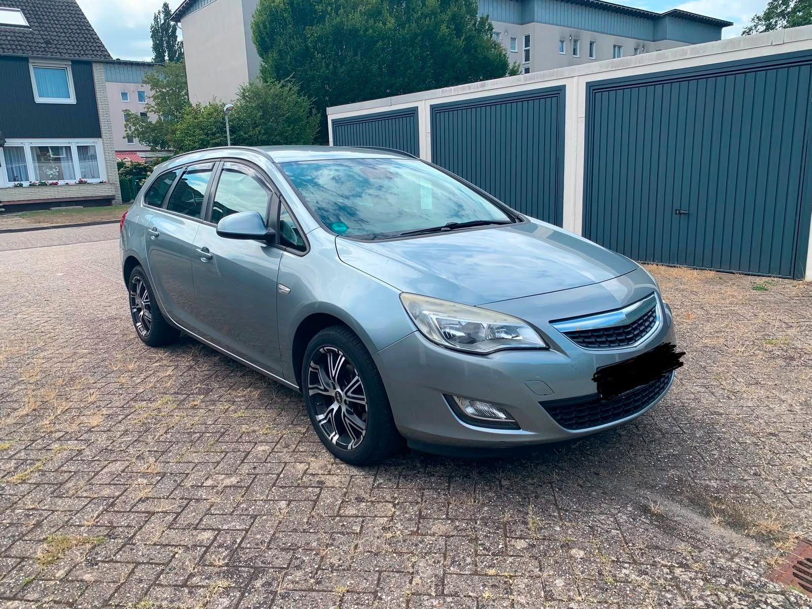 Opel Astra 2011 — interior