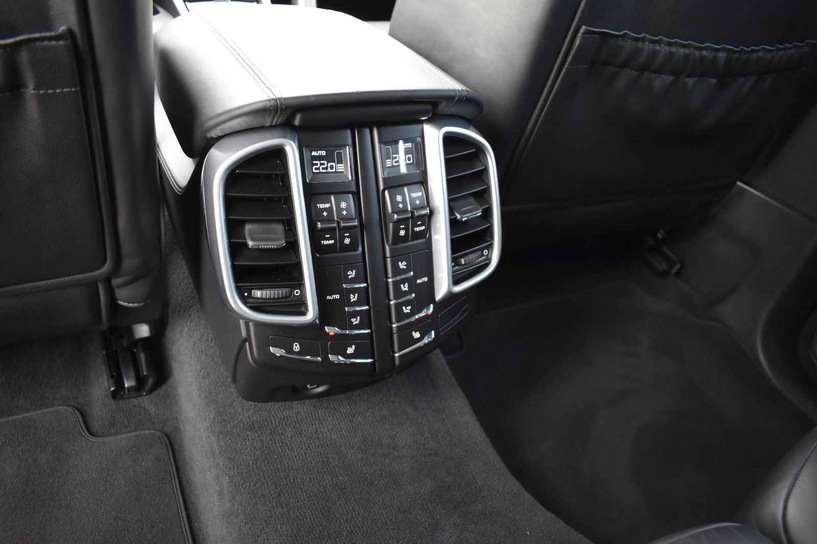 Fahrzeugabbildung Porsche Cayenne Turbo Panorama AHK Sport Chrono Keramik