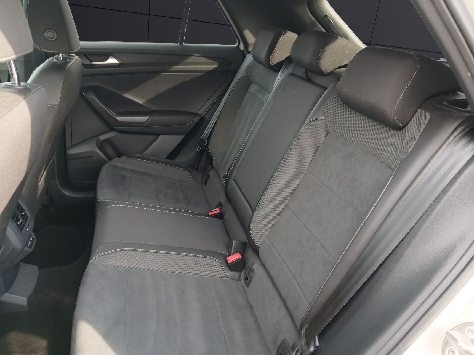 Fahrzeugabbildung Volkswagen T-Roc TDI R-Line DSG LED AHK Navi AID ACC Park-A