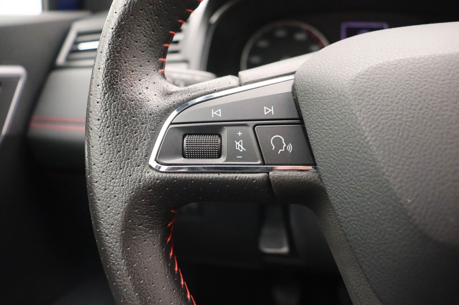 Fahrzeugabbildung SEAT Arona 1.5 FR NAVI AHK KAMERA