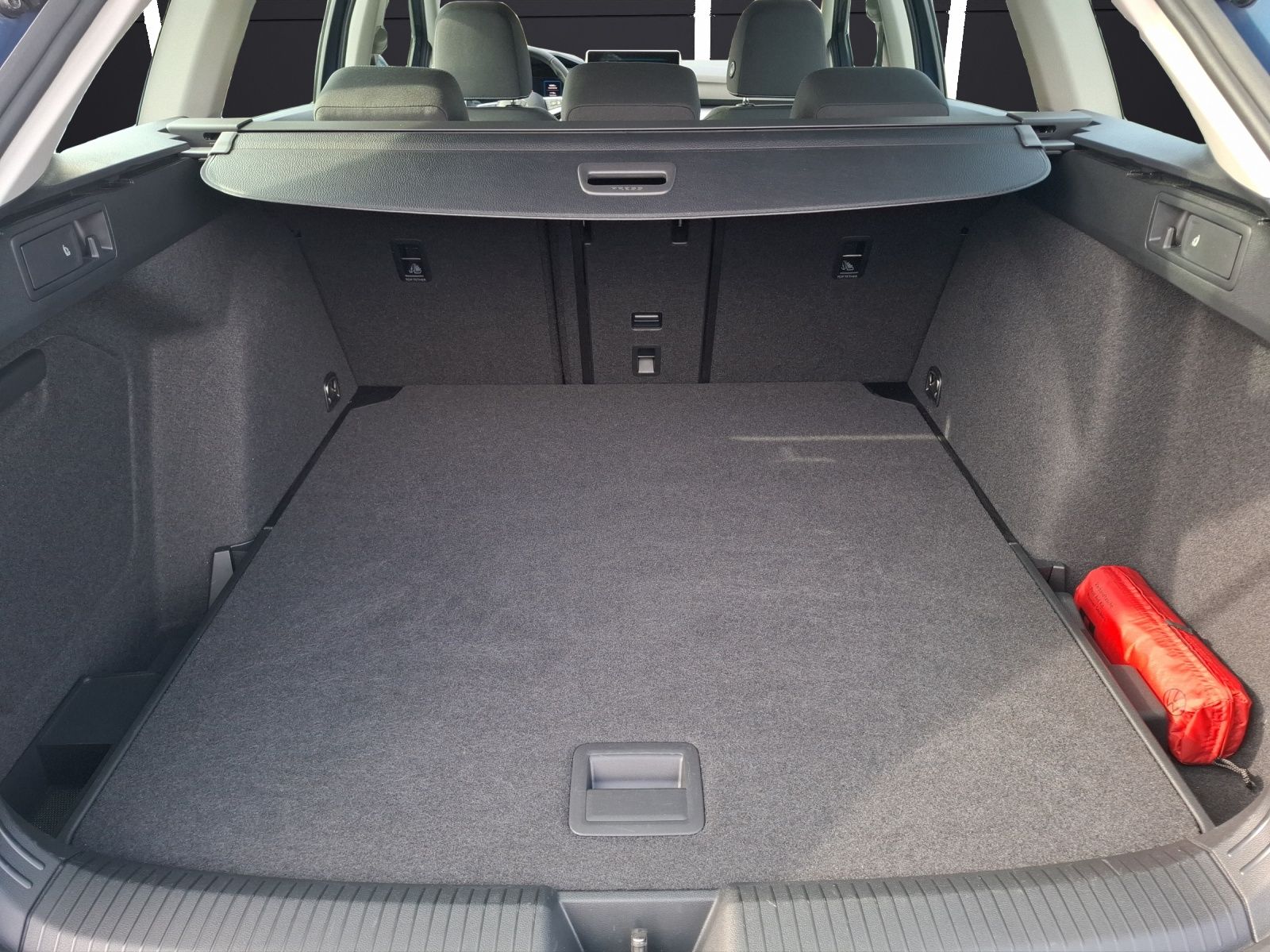 Fahrzeugabbildung Volkswagen Golf VIII Variant TSI Life Standhzg. LED Navi AI