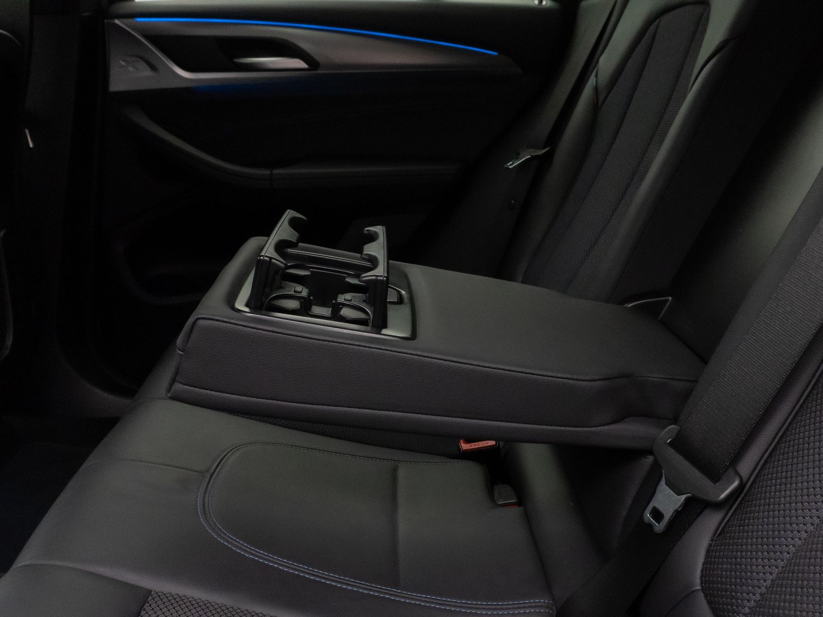 Fahrzeugabbildung BMW X3 xD30e M Sport DAB CockPit+ PDC AHK LED 19Zoll