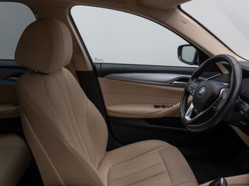 Fahrzeugabbildung BMW 530e xD Kamera Laser HUD DAB HiFi AHK ACC Komfor