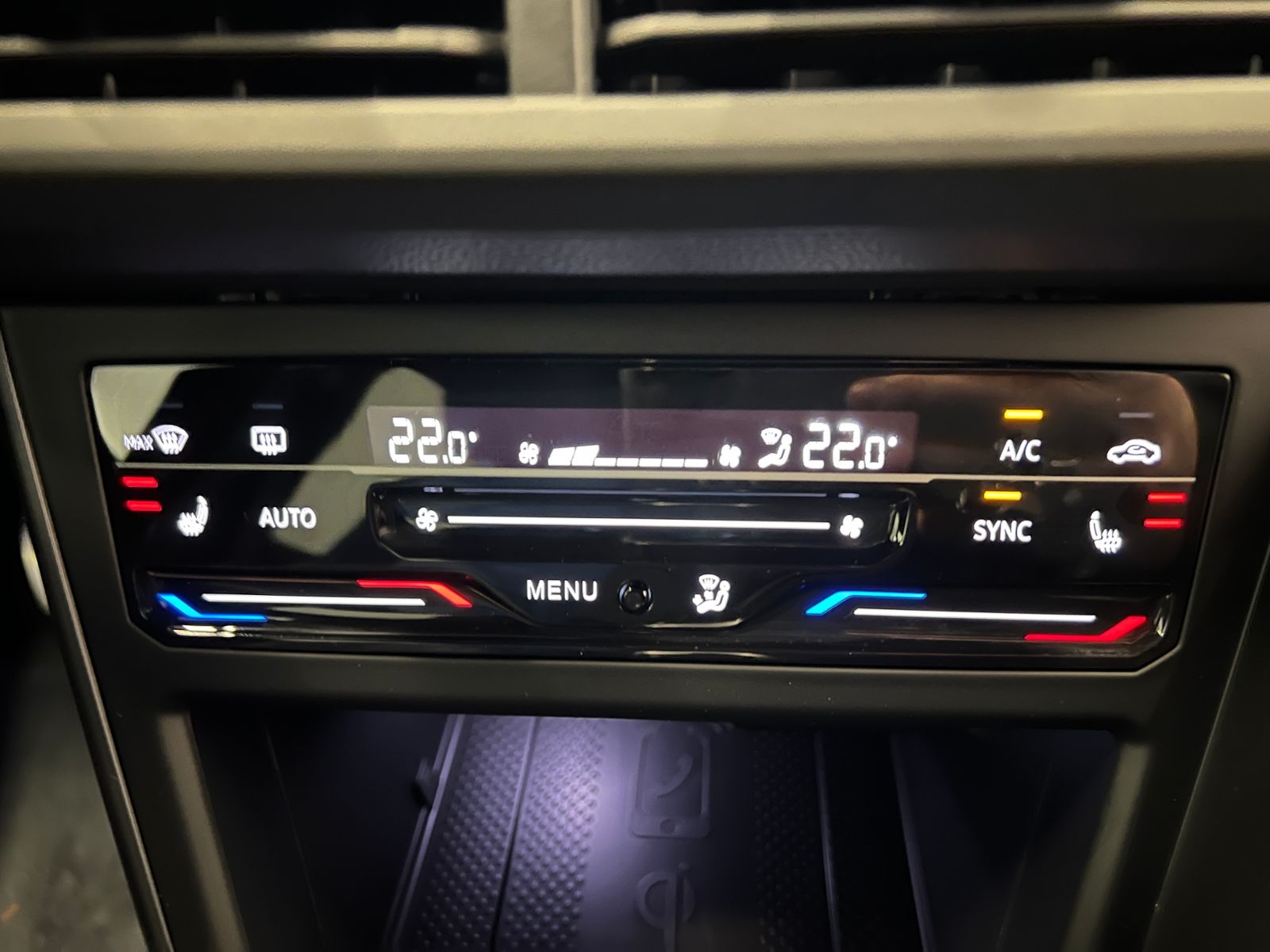 Fahrzeugabbildung Volkswagen Taigo R-Line 1.5 TSI DSG *AHK, 17"-LM, "IQ.DRIVE