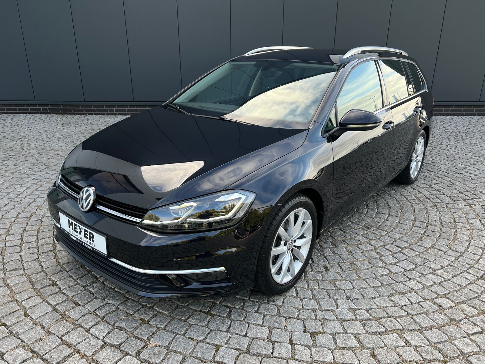 Fahrzeugabbildung Volkswagen Golf VII Variant Highline 1.4 TSI DSG *AHK, Navi