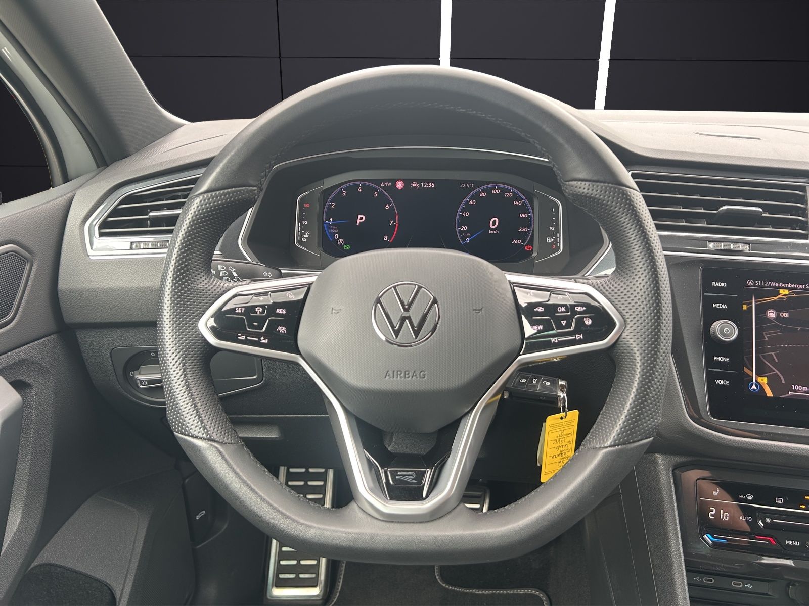 Fahrzeugabbildung Volkswagen Tiguan TSI R-Line DSG Standhzg LED AHK Navi AID