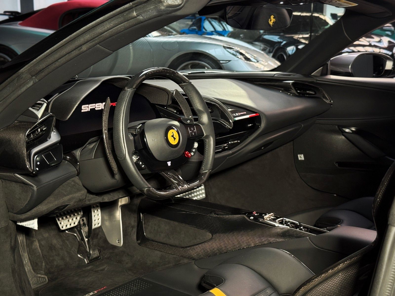 Fahrzeugabbildung Ferrari SF90 + Grigio Ferro + 2.257 km + Lift + Daytona