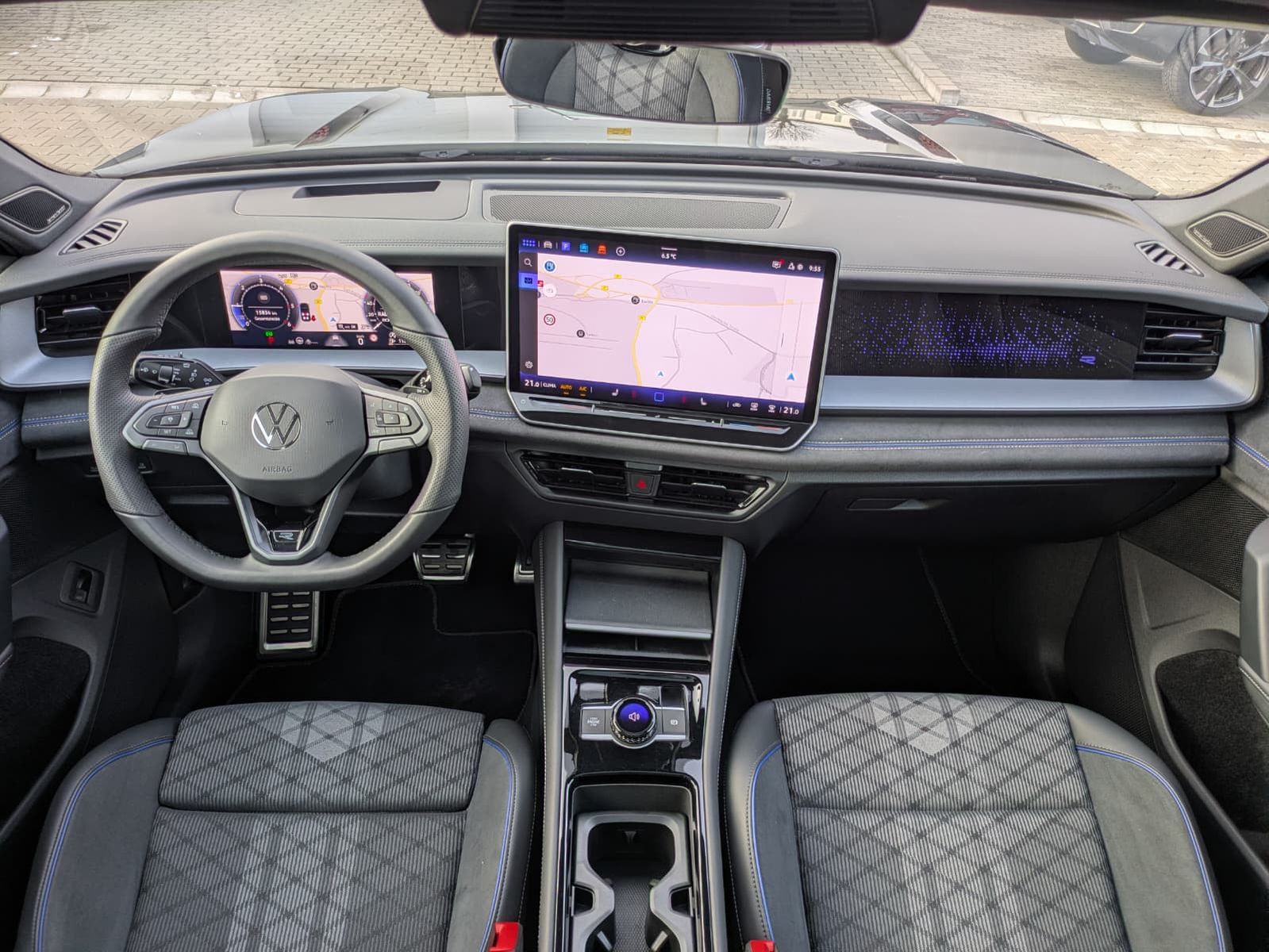 Fahrzeugabbildung Volkswagen Tayron 2.0 TDI 4M R-Line BLACK*7Si*MATRIX*PANO