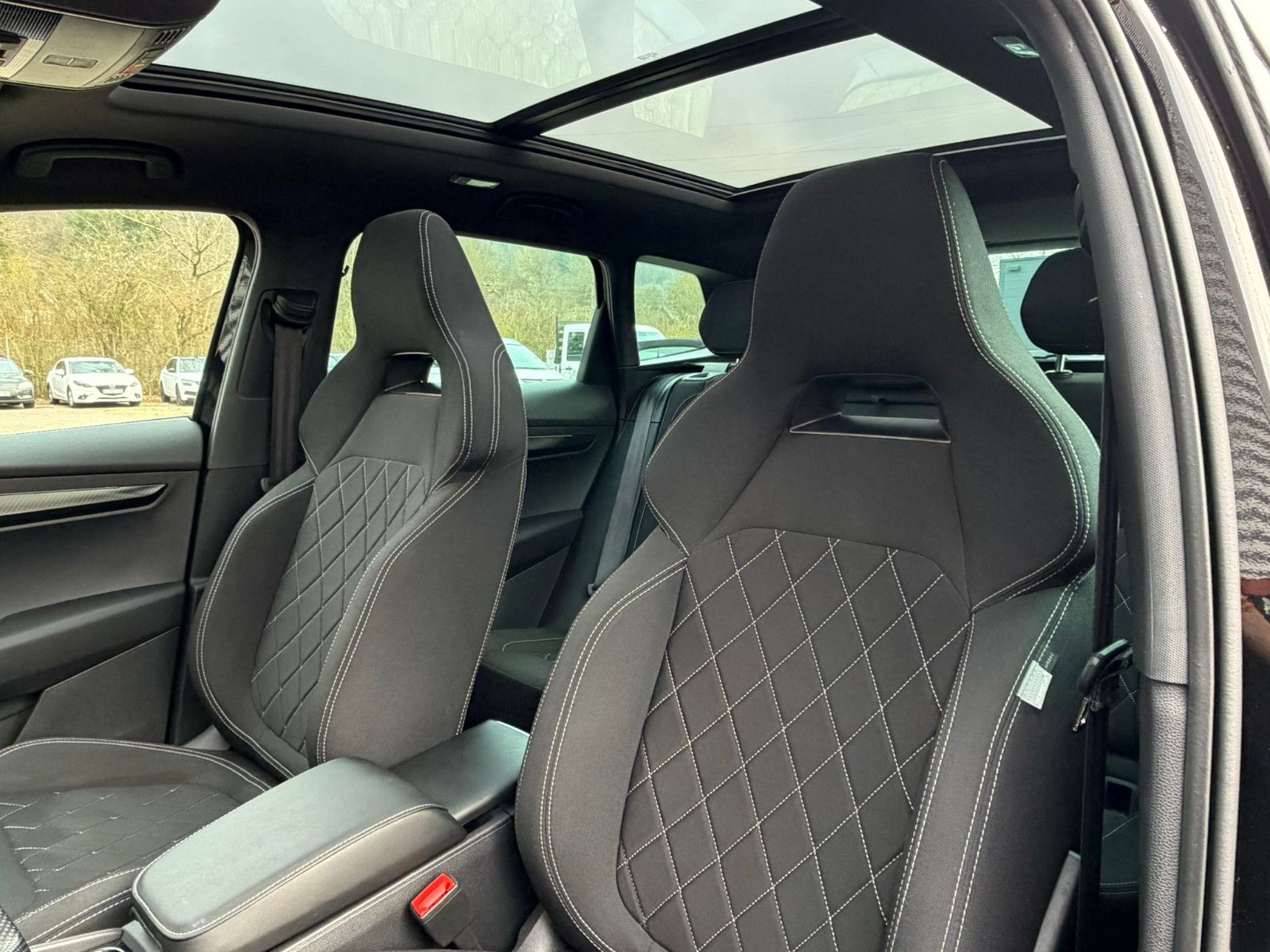 Fahrzeugabbildung SKODA Karoq Sportline 2.0 TSI  4x4 PANO ACC