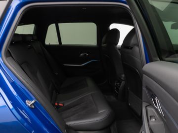 Fahrzeugabbildung BMW 330e Tour M Sport Komfortzugang Kamera 18"M LMR