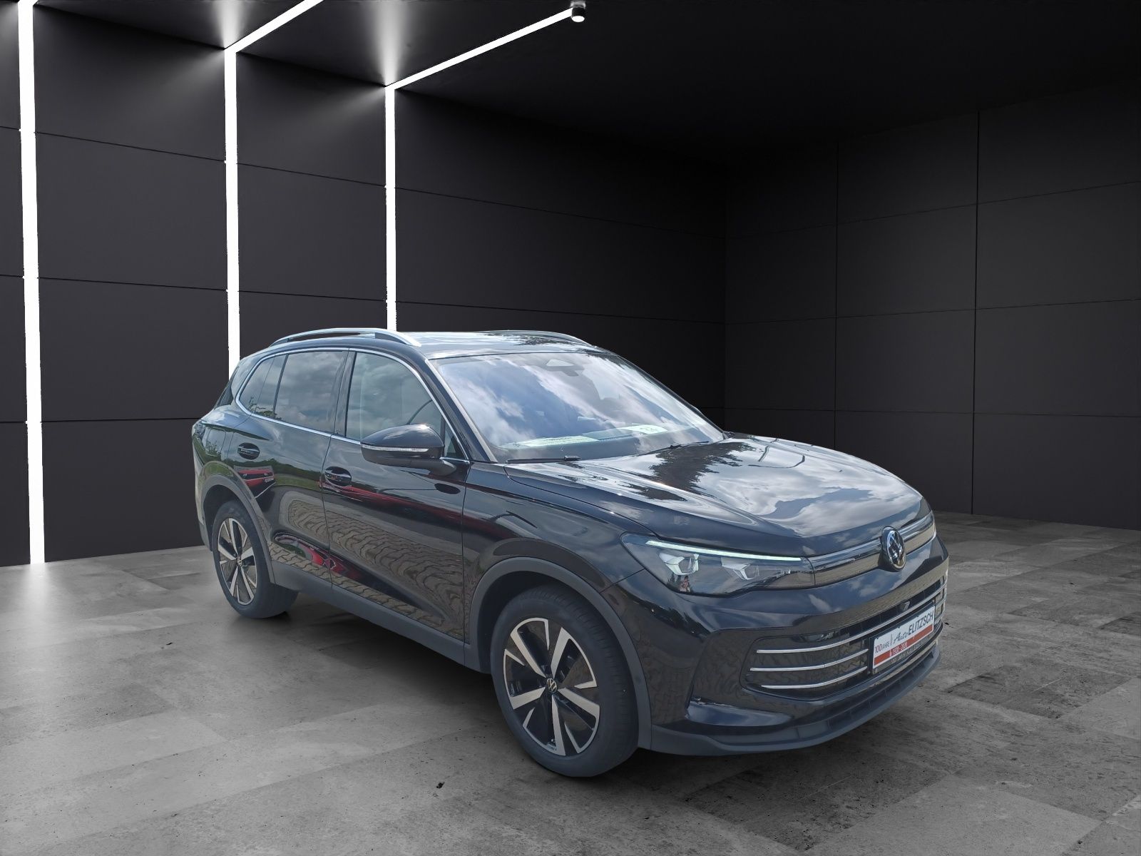 Fahrzeugabbildung Volkswagen Tiguan TDI Elegance IQ.Light Navi ACC AHK STHZ 4