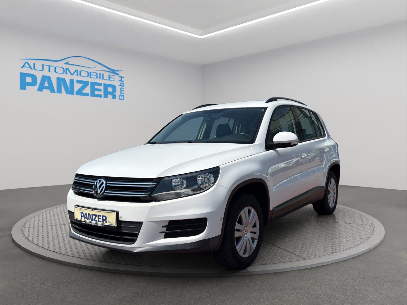 Volkswagen Tiguan - 1