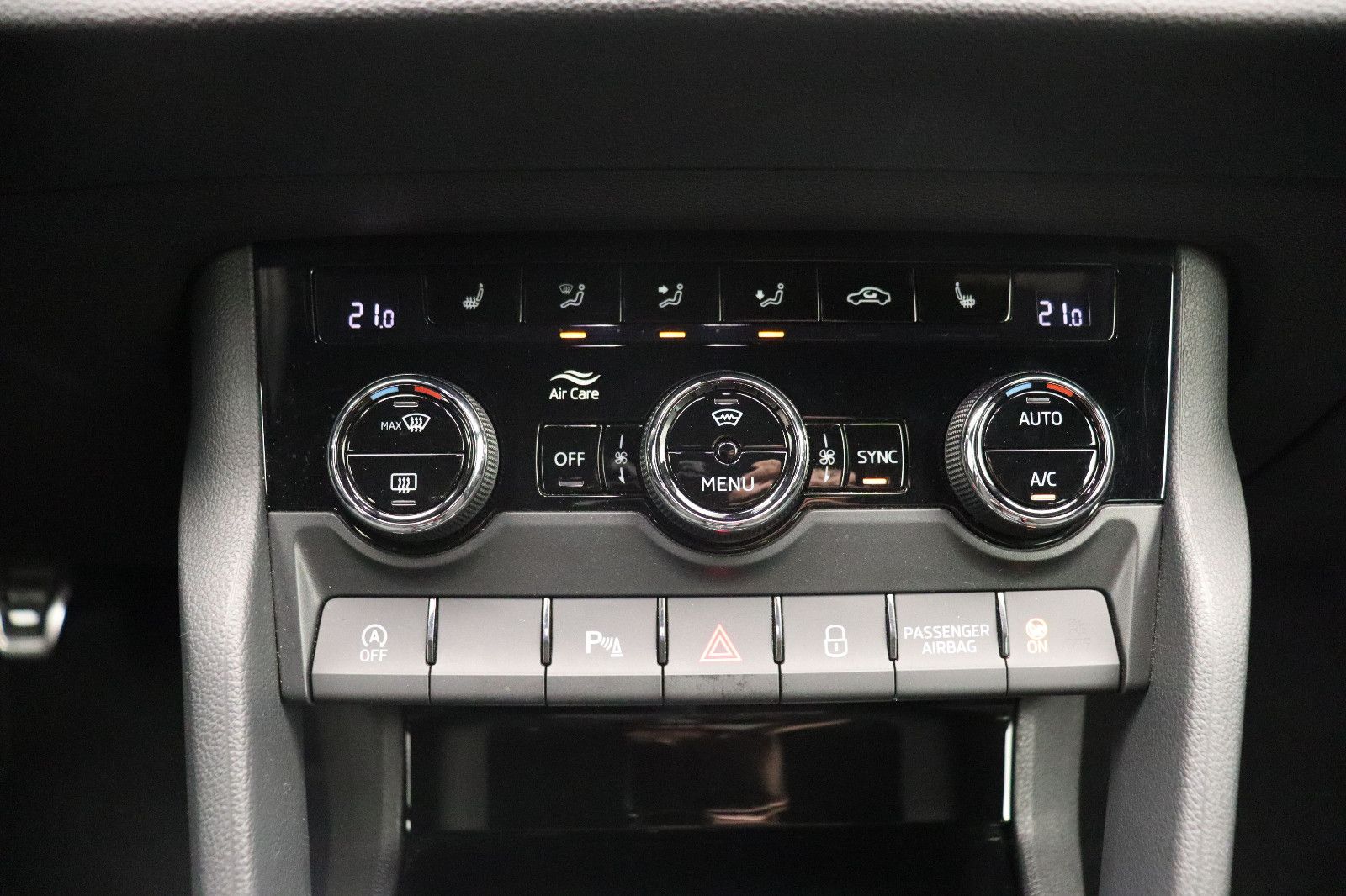 Fahrzeugabbildung SKODA Karoq 1.5 Ambition SPORTLINE LED NAVI ACC