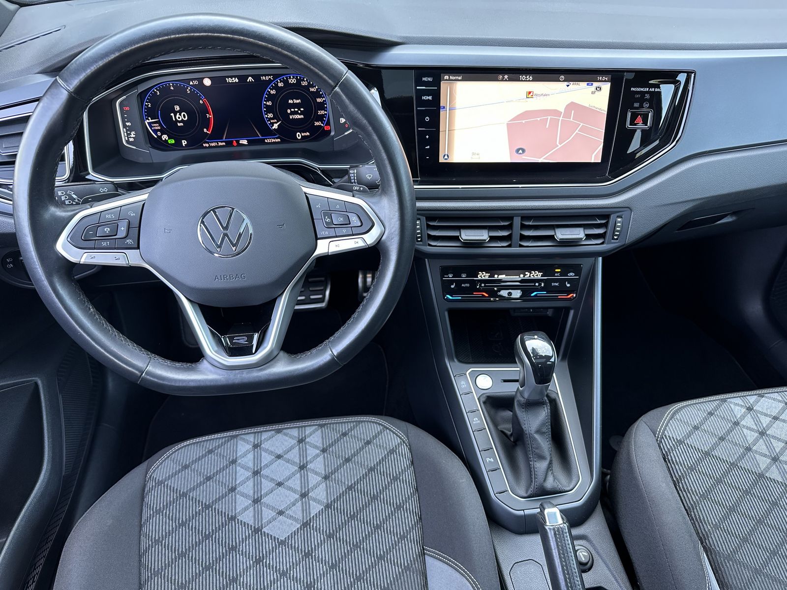 Fahrzeugabbildung Volkswagen Polo 1.0 TSI DSG R-Line NAV+LED+PANO+VCOCKPIT+PP