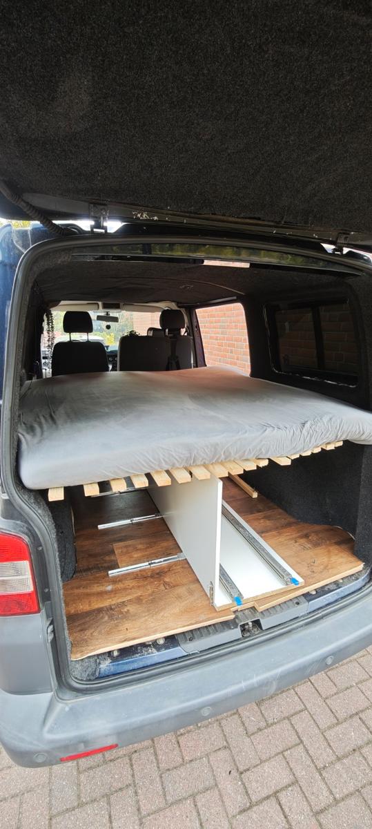 Volkswagen T5.2 mit Offroadoptik und kleinem Camperausbau