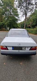 Mercedes-Benz Mercedes Benz E-Klasse Oldtimer mit H-Kenn... - Mercedes-Benz 200 in Bremen