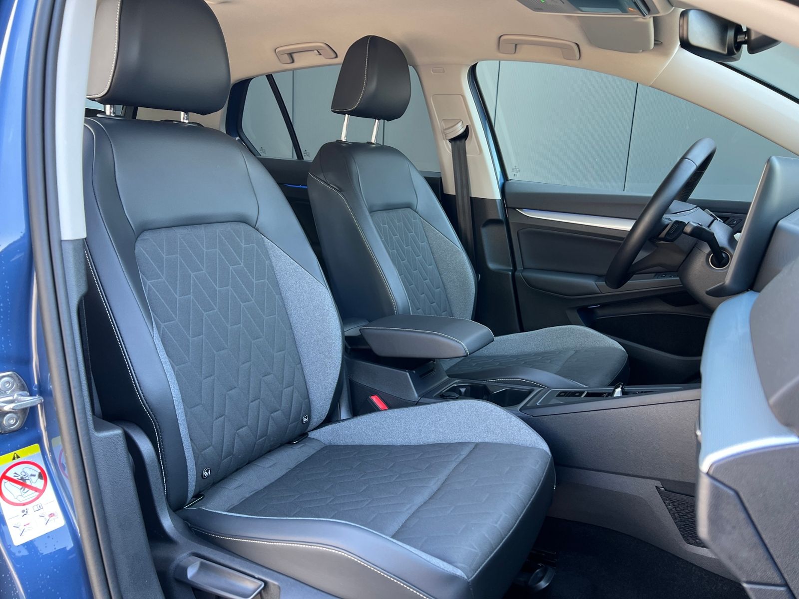 Fahrzeugabbildung Volkswagen Golf VIII Life 2.0 TDI DSG *AHK,LED,ACC,Navi,Kam