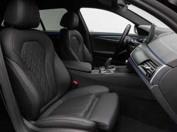 Fahrzeugabbildung BMW 530e M Sport Kamera Laser HUD DAB HiFi Komfort