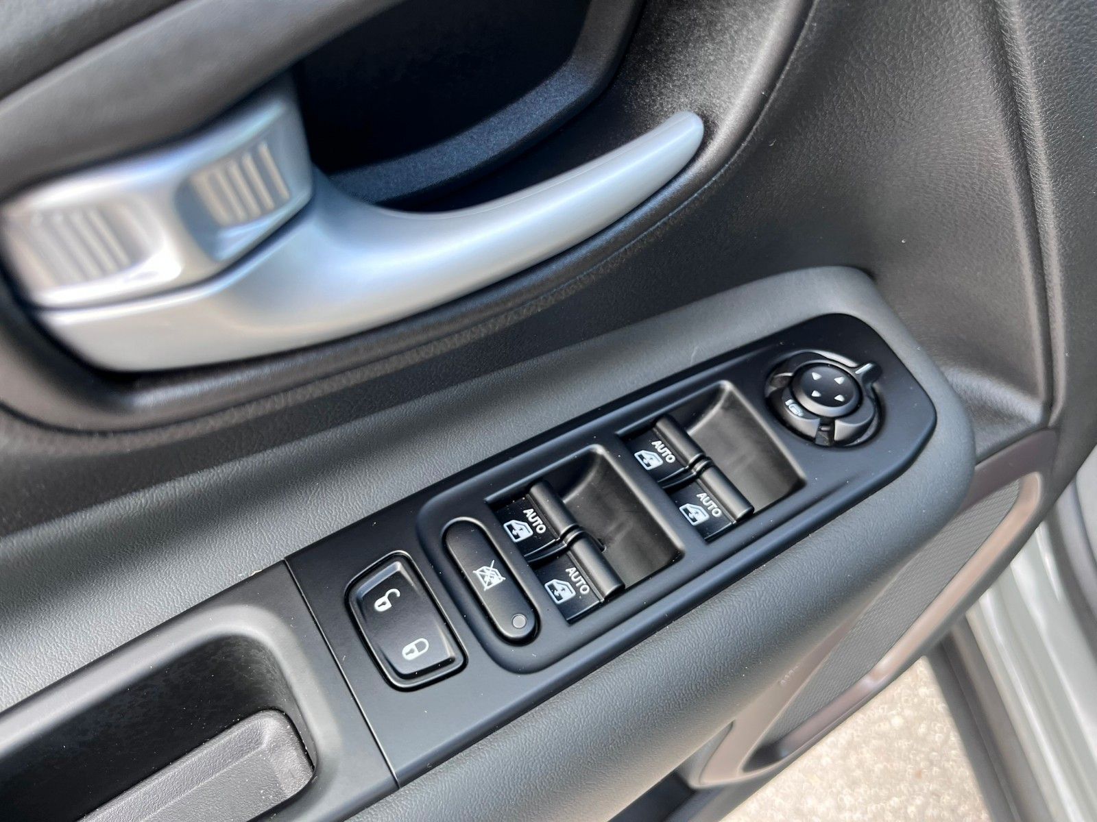 Fahrzeugabbildung Jeep Renegade Limited Plug-In Garantie Navi AWD uvm.