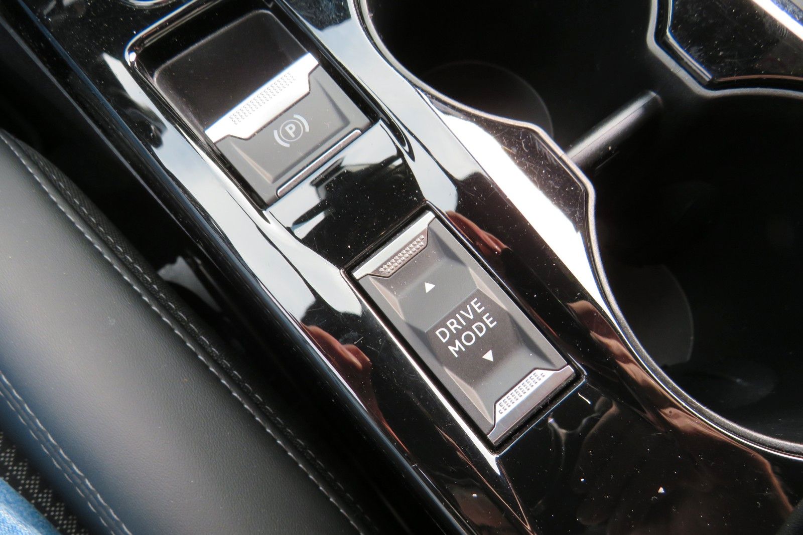 Fahrzeugabbildung Peugeot 2008 e- GT PDC KAMERA NAVI SITZH.