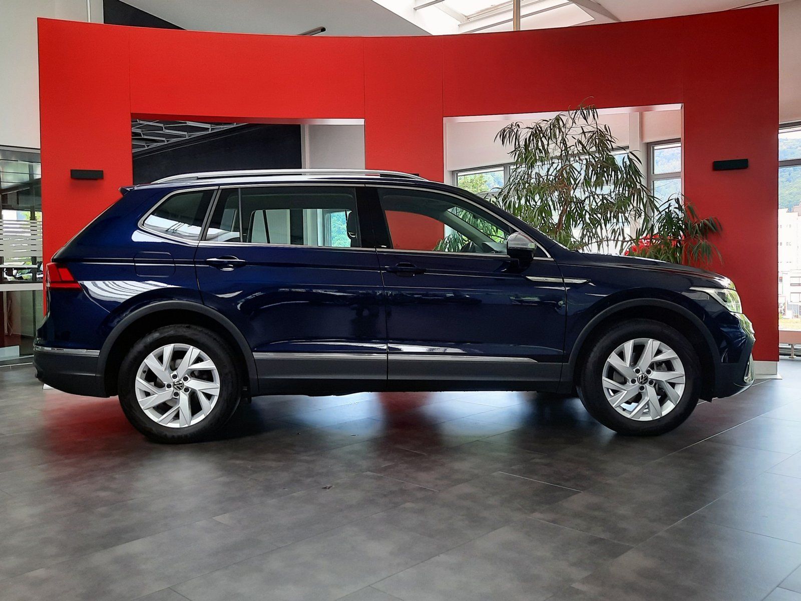 Fahrzeugabbildung Volkswagen Tiguan Allspace Life TDI DSG *AHK*Navi*LED*PDC*