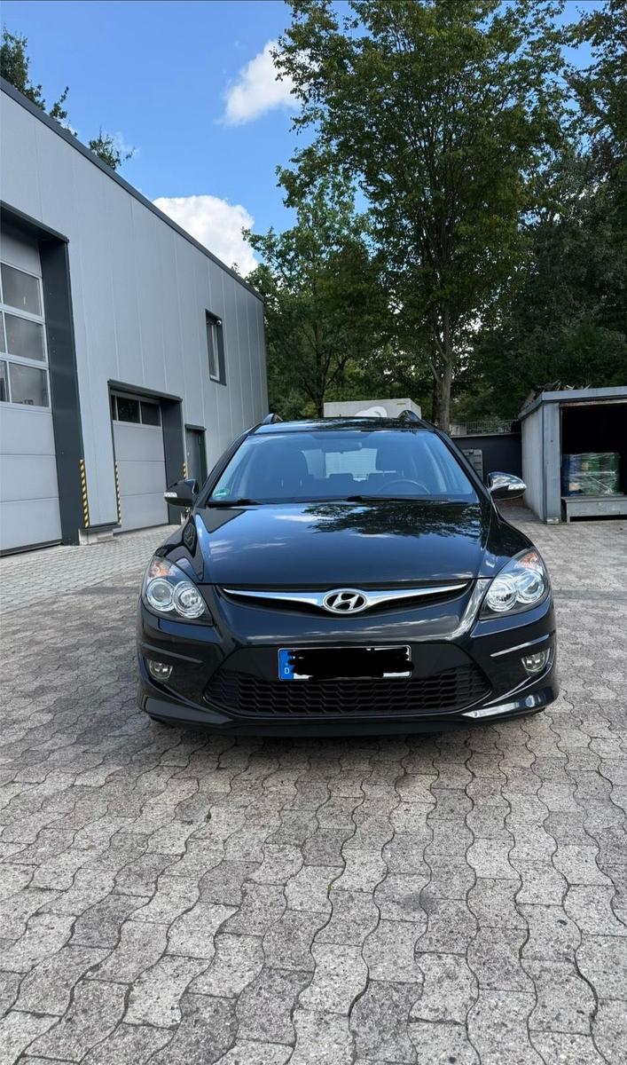 Hyundai i30 2011 — rear view